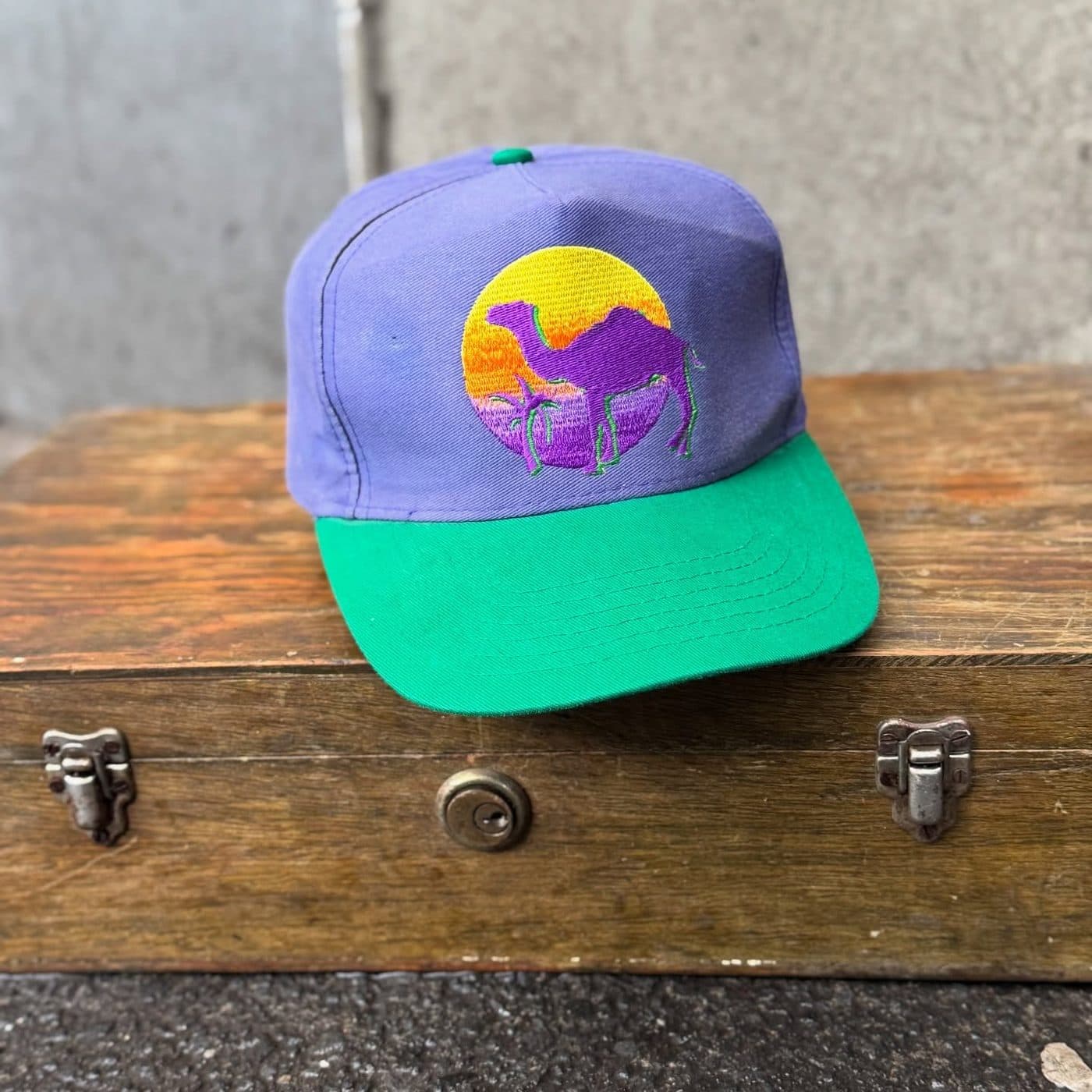Gorra Camel Sunset — Morada/Verde