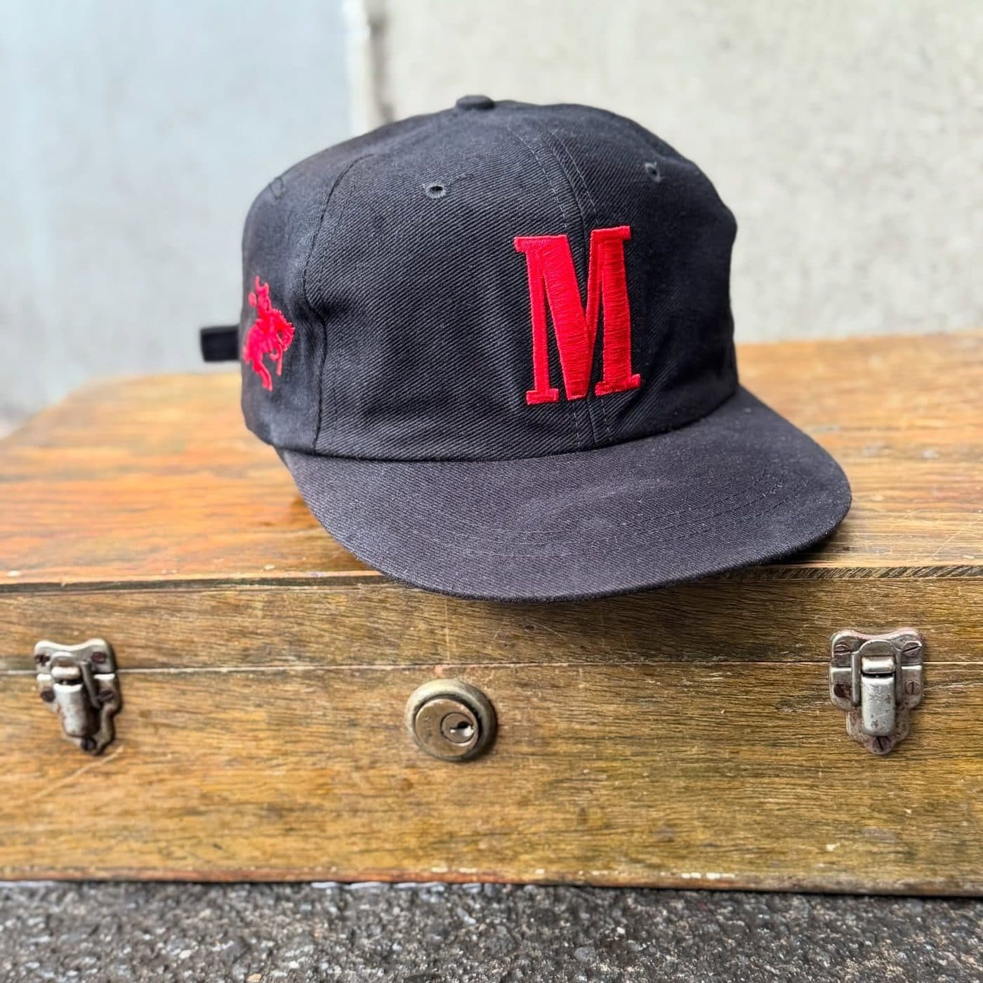 Gorra "M" de Lana — Vintage