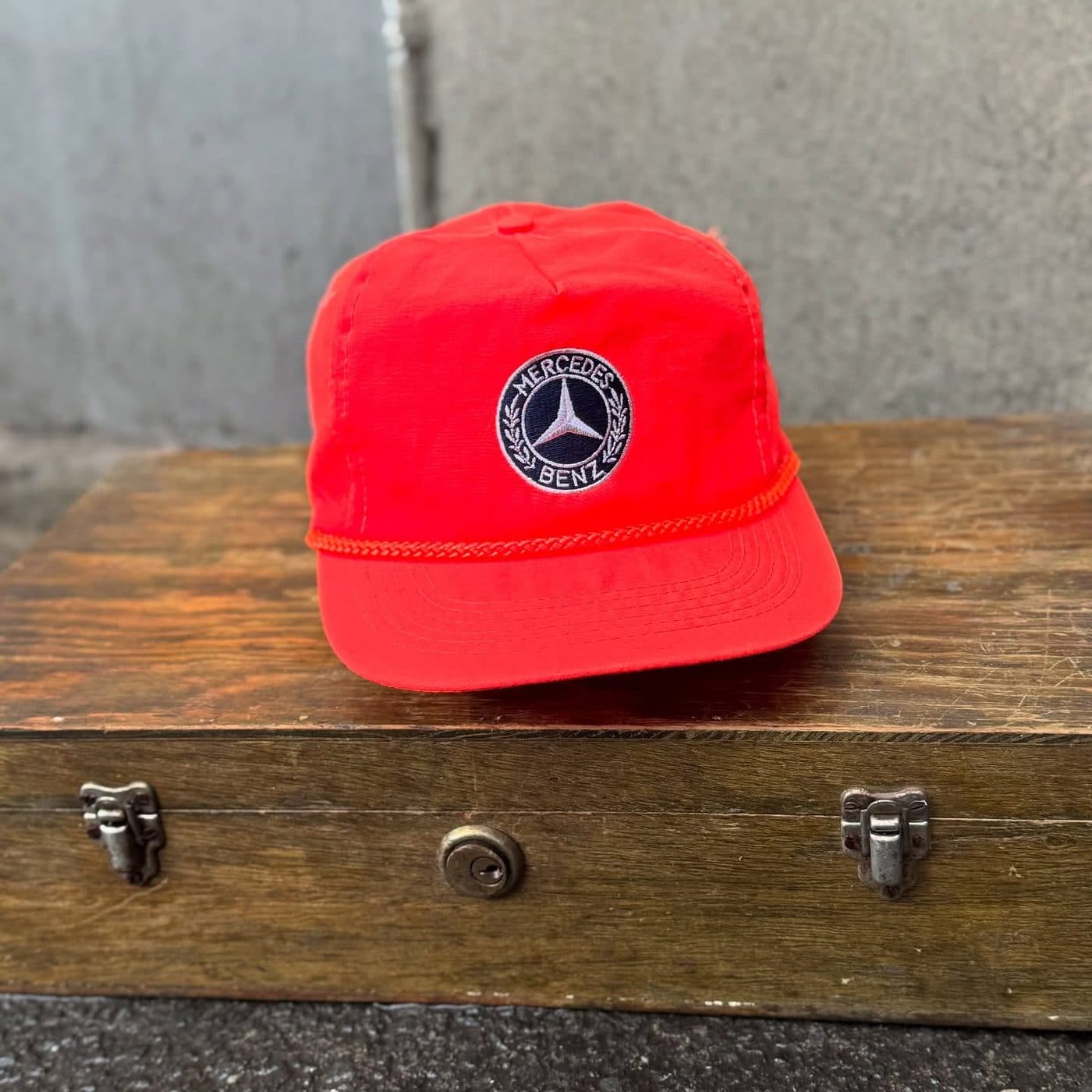 Gorra Mercedes-Benz — Roja con Cordón